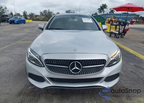 2017 Mercedes-Benz C 300 z USA, uszkodzony, nr VIN WDDWJ4JB5HF340743